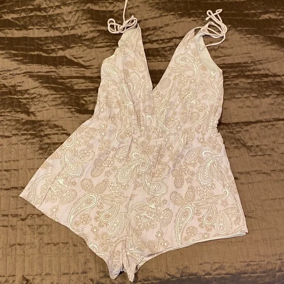 Tobi Stella paisley soft print deep V neck romper - Picture 2 of 5